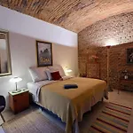 Romantic And Atypical In Prague's Montmartre Praag