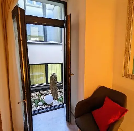 Romantic And Atypical In Prague's Montmartre Prag