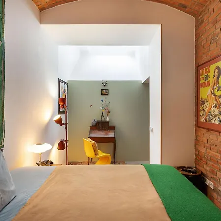 Romantic And Atypical In Prague's Montmartre Apartamento