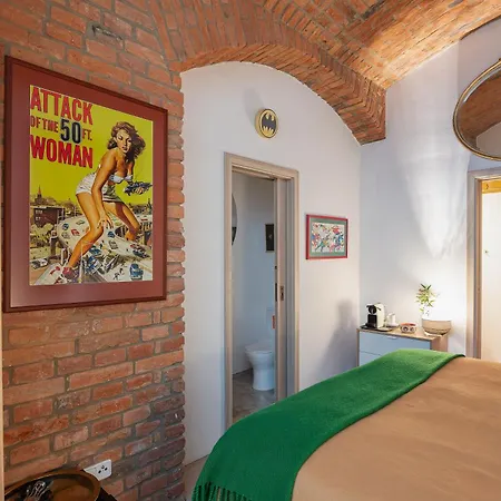 Romantic And Atypical In Prague's Montmartre Apartamento