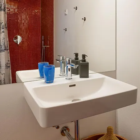 Romantic And Atypical In Prague's Montmartre Apartamento *