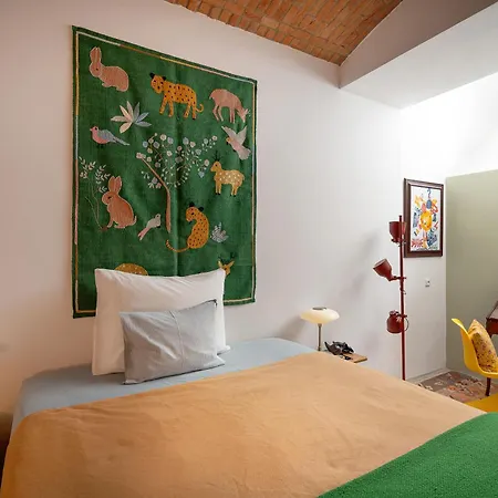 Romantic And Atypical In Prague's Montmartre Apartman *