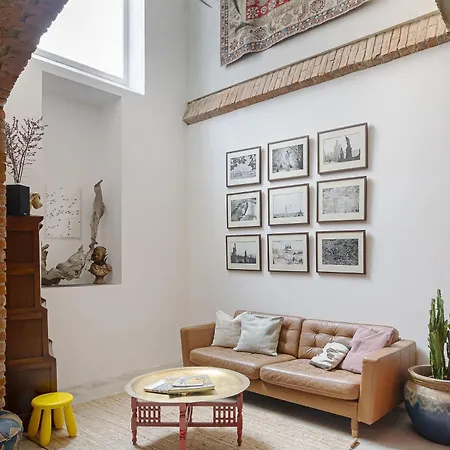 Romantic And Atypical In Prague's Montmartre Apartamento