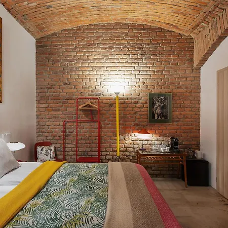 Romantic And Atypical In Prague's Montmartre Apartman *