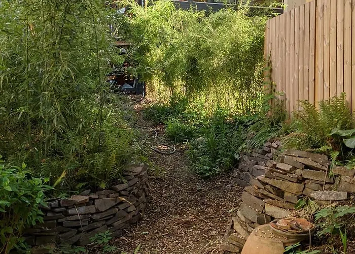 Romantic And Atypical In Prague's Montmartre Daire *