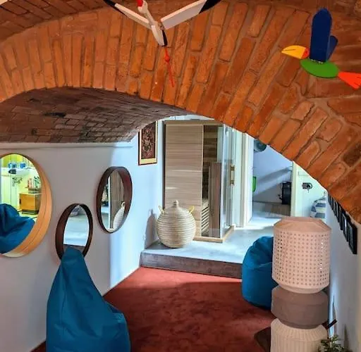 Daire Romantic And Atypical In Prague's Montmartre