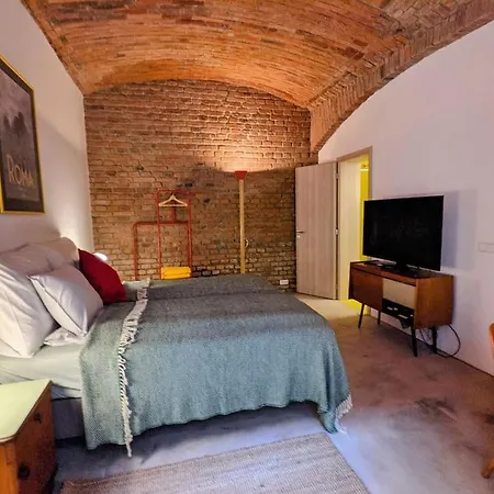 Romantic And Atypical In Prague's Montmartre Apartamento