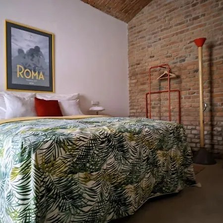 Romantic And Atypical In Prague's Montmartre Apartamento
