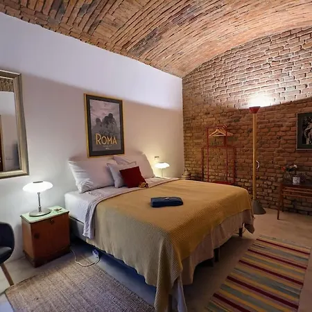 Romantic And Atypical In Prague's Montmartre פראג