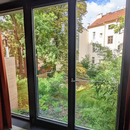 Romantic And Atypical In Prague's Montmartre דירה *