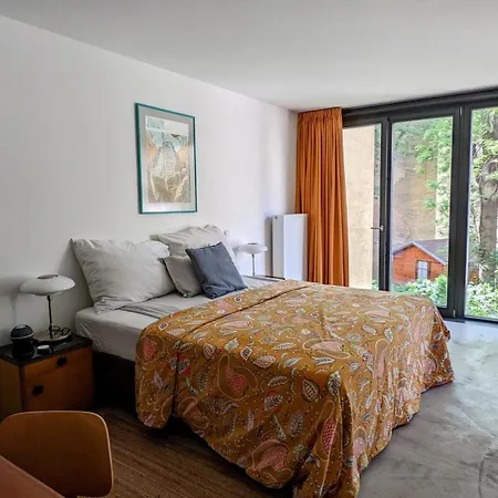 Romantic And Atypical In Prague's Montmartre דירה
