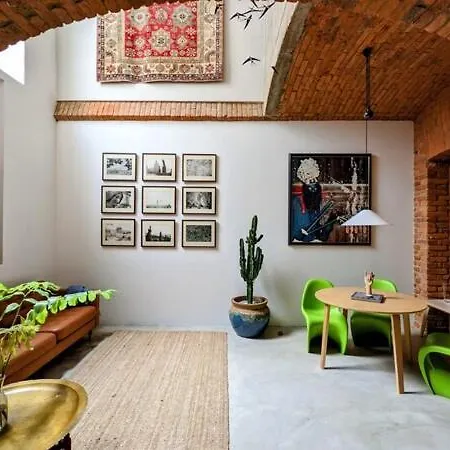 Romantic And Atypical In Prague's Montmartre Apartamento *