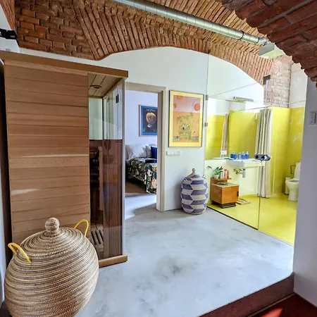 Romantic And Atypical In Prague's Montmartre Apartamento *