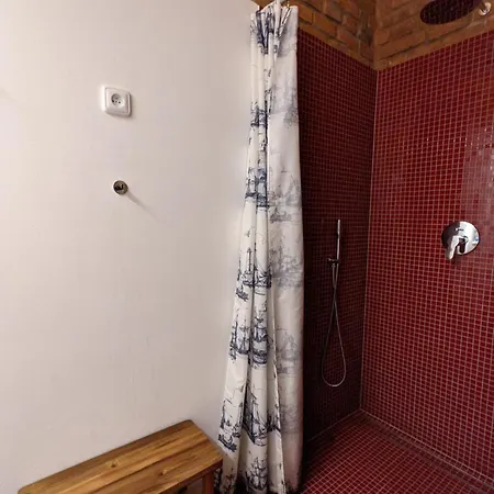 Romantic And Atypical In Prague's Montmartre Apartamento *