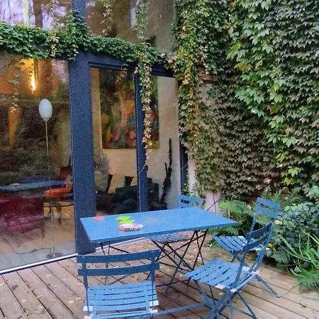 Romantic And Atypical In Prague's Montmartre 布拉格