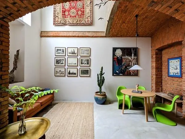 Romantic And Atypical In Prague's Montmartre Lejlighed *