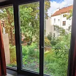 Romantic And Atypical In Prague's Montmartre Διαμέρισμα *